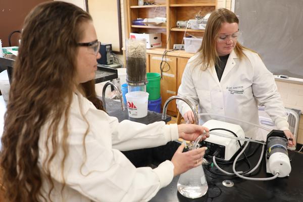 两个女学生在实验室里使用环境工程设备